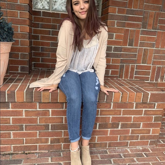 Meet your Posher, Danielle - Picture 2 of 2